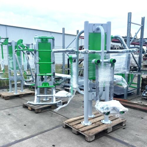 Combi buiten fitnesstoestellen 22 Gereed voor montage bij de klant, drie van deze fraaie combinatie buiten fitnesstoerstellen uit onze OF3-lijn. Creëer hiermee op beperkte ruimte eenvoudig een fraai buiten fitness park